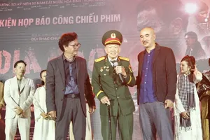Director Bui Thac Chuyen (R), Hero of the People's Armed Forces Nguyen Van Tau and People's Artist Cao Minh (L) at the film premiere (Photo: SGGP)